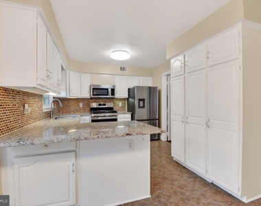 7435 Crestberry Lane - Photo Thumbnail 16