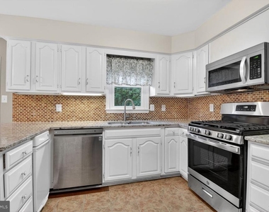 7435 Crestberry Lane - Photo Thumbnail 15
