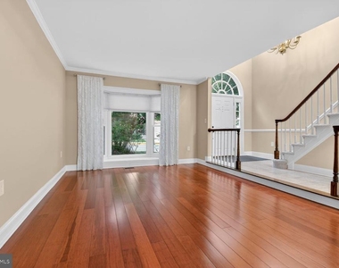 7435 Crestberry Lane - Photo Thumbnail 8