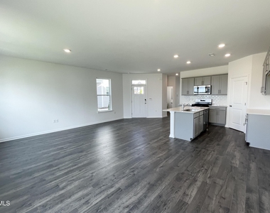 7424 Bourbon Briar Drive - Photo Thumbnail 6