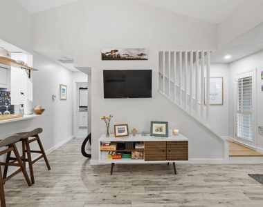 1015 E Yager Ln - Photo Thumbnail 6