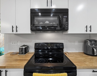 1015 E Yager Ln - Photo Thumbnail 11