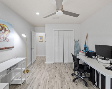 1015 E Yager Ln - Photo Thumbnail 20