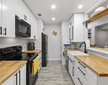 1015 E Yager Ln - Photo Thumbnail 13