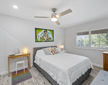 1015 E Yager Ln - Photo Thumbnail 22