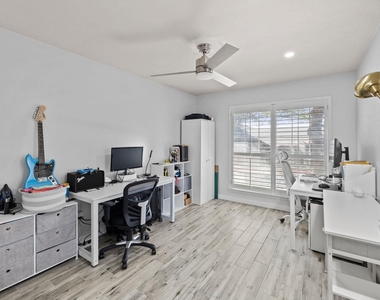 1015 E Yager Ln - Photo Thumbnail 18