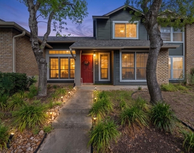 1015 E Yager Ln - Photo Thumbnail 33