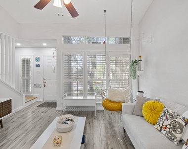1015 E Yager Ln - Photo Thumbnail 3