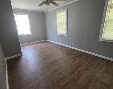 220 Poplar Avenue - Photo Thumbnail 3