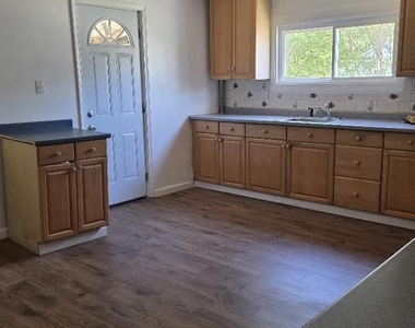 220 Poplar Avenue - Photo Thumbnail 4