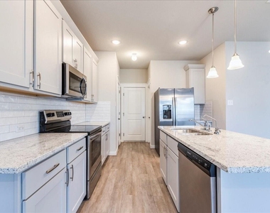 496 Fieldwood Dr - Photo Thumbnail 7
