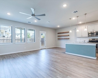 496 Fieldwood Dr - Photo Thumbnail 4
