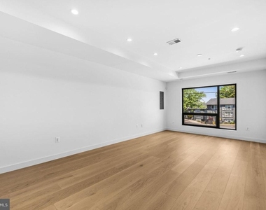 2532 Elvans Road Se - Photo Thumbnail 7