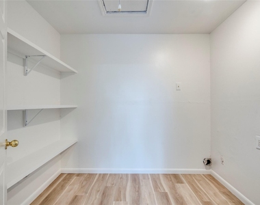 1306 Glenda Dr - Photo Thumbnail 16