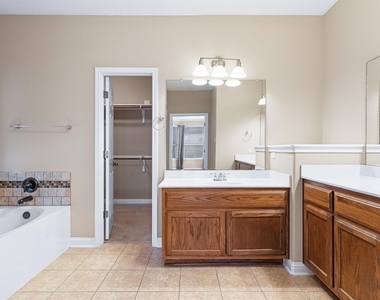 620 Middle Creek Dr - Photo Thumbnail 17