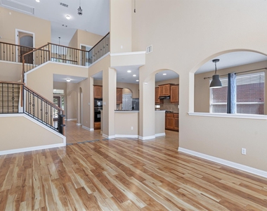 620 Middle Creek Dr - Photo Thumbnail 8