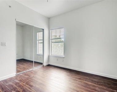 2320 Gracy Farms Ln - Photo Thumbnail 8