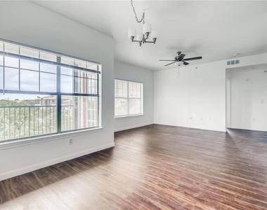 2320 Gracy Farms Ln - Photo Thumbnail 3