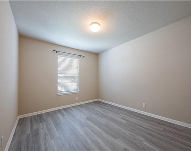 19145 Leigh Ln - Photo Thumbnail 11