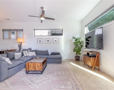 500 W 51st St - Photo Thumbnail 1