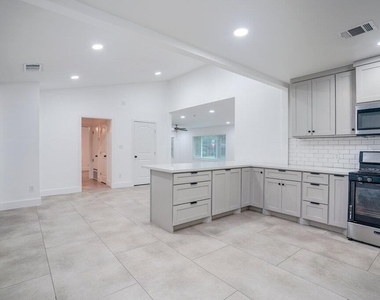 1800 Grace St - Photo Thumbnail 4