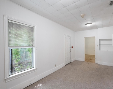4616 E Cesar Chavez St - Photo Thumbnail 5