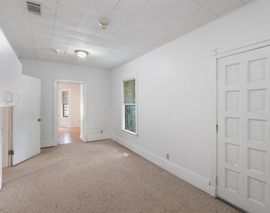 4616 E Cesar Chavez St - Photo Thumbnail 6
