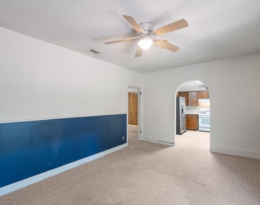 4616 E Cesar Chavez St - Photo Thumbnail 11