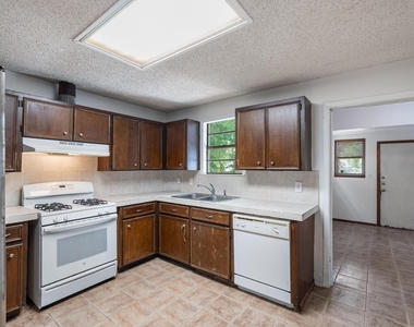 4616 E Cesar Chavez St - Photo Thumbnail 13
