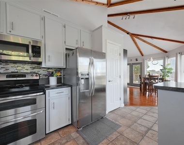 2437 Crosswind Dr - Photo Thumbnail 6