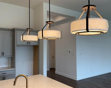 352 Olympic Park Dr - Photo Thumbnail 4