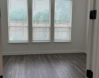 352 Olympic Park Dr - Photo Thumbnail 12