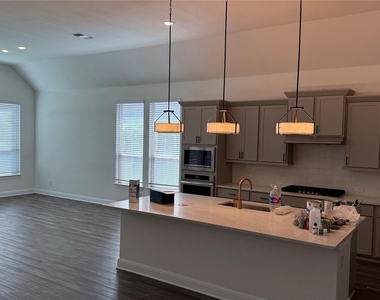 352 Olympic Park Dr - Photo Thumbnail 8
