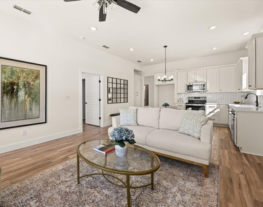 802 S Creek St - Photo Thumbnail 3