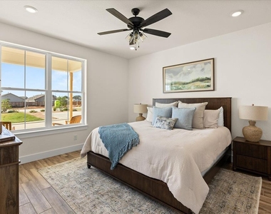 802 S Creek St - Photo Thumbnail 7