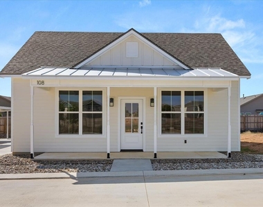 802 S Creek St - Photo Thumbnail 1