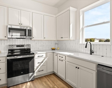 802 S Creek St - Photo Thumbnail 6