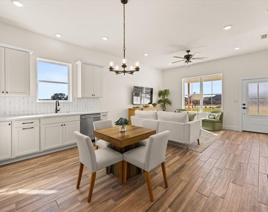802 S Creek St - Photo Thumbnail 4