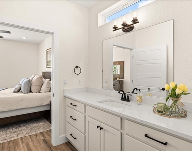 802 S Creek St - Photo Thumbnail 10