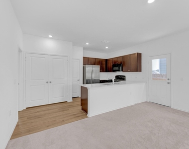 2812 Dezmond Diamond Ct - Photo Thumbnail 4