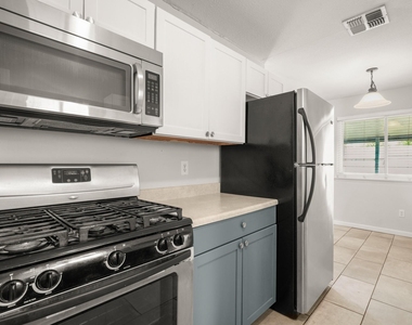 2004 Greenhill Dr - Photo Thumbnail 3