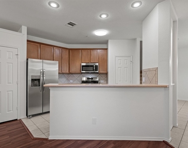 9201 Brodie Ln - Photo Thumbnail 5