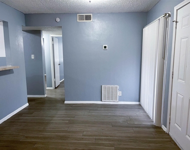 8907 Parkfield Dr - Photo Thumbnail 9