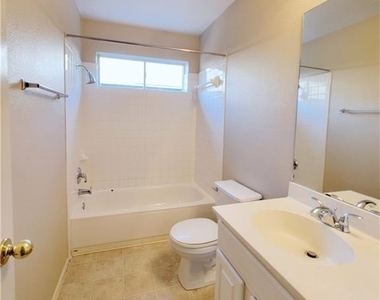 610 Cenizo Path - Photo Thumbnail 8