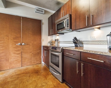 800 Brazos St - Photo Thumbnail 8