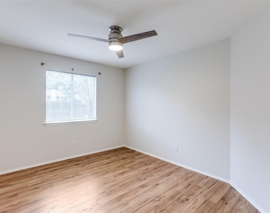 900 Angleton Cv - Photo Thumbnail 5