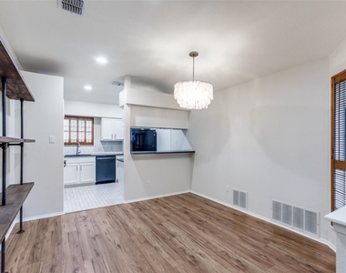 900 Angleton Cv - Photo Thumbnail 3