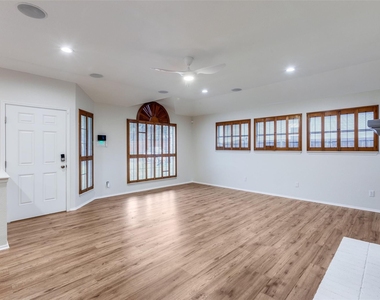 900 Angleton Cv - Photo Thumbnail 2
