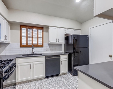 900 Angleton Cv - Photo Thumbnail 4