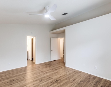 900 Angleton Cv - Photo Thumbnail 8